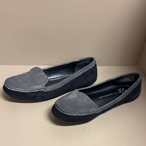 Isaac Mizrahi Zoe Metallic Gray and Black Suede Loafers, EUC, Flats, Normcore